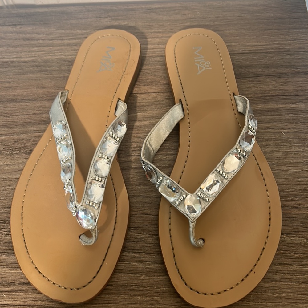 MIA GIRL WHITE FLIP FLOPS WHITH CLEAR CRISTAL BEADS in size 9